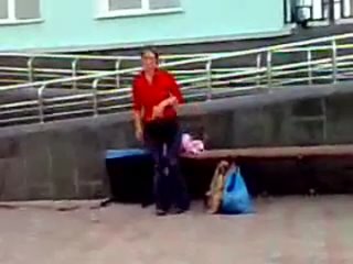 porn пьяная баба ссыт при всех на улице hd