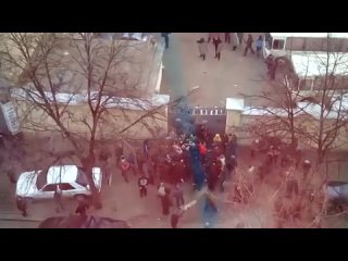 porn харьков ул мироносицкая 08 04 2014 люди гонят мусоров предателей которые перешли на сторону бандеровцев мусора на hd