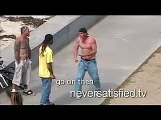 porn лысый задира докопался до тощего негра hd