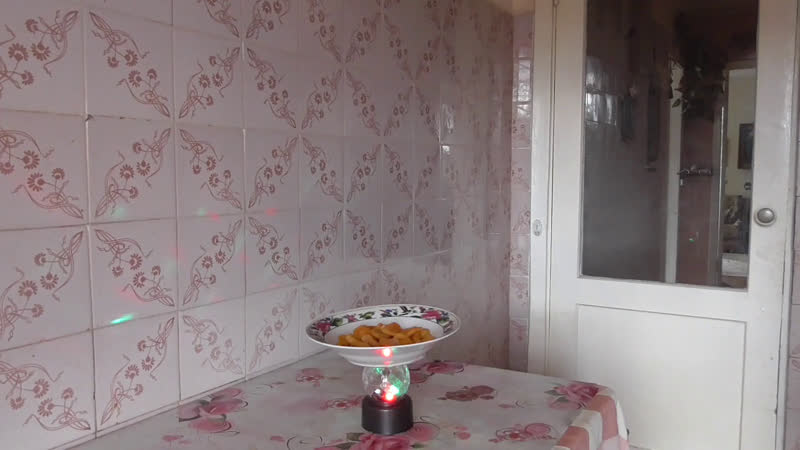 porn интересное видео на кухне тарелка на столе крутится но я кушаю курагу hd
