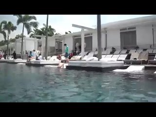 porn бассейн на высоте 200 метров на крыше отеля marina bay sandsс посетителями hd