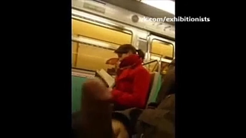 porn и снова безумный африканец со своим огромным членом дрочит перед девушками в метро hd