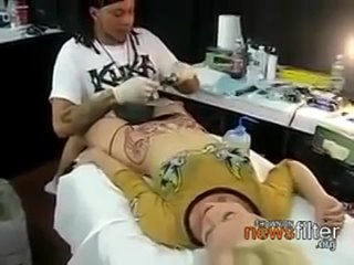 porn девушка кончает во время татуирования промежности hd