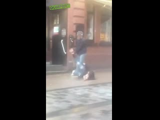 porn пьяные девушки пытаются разобраться с парнем возле ночного клуба hd