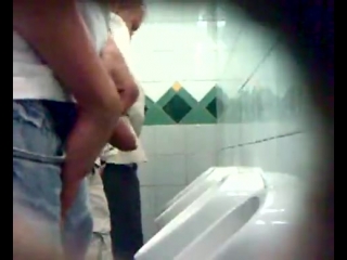 porn скрытая камера мужики дрочат в туалете hd