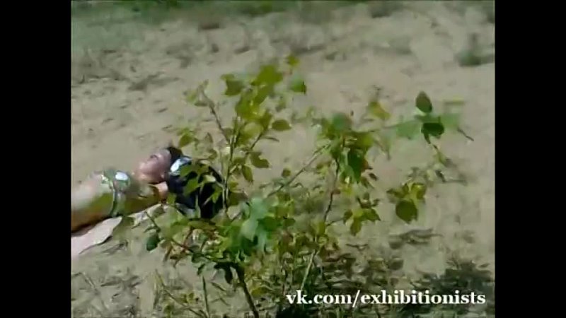 porn эксгибиционист дрочит член на загарающую на пляже девченку hd