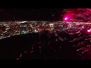 porn квадрокоптер снимает фейерверк в воздухе и залетает в него hd