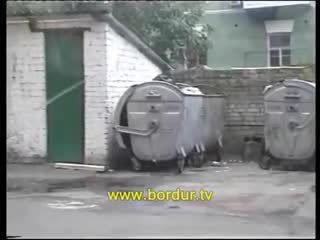 porn скрытая камера бомж в мусорном баке поспать не дают hd