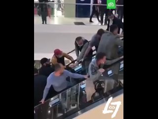 porn люди на эскалаторе спасли ребенка которому зацепило рукав hd