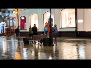 porn пранк бомжиха поёт красивым голосом на улице прохожим hd