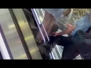 porn охранник в аэропорту шереметьево на эскалаторе пытался незаметно снять под юбкой у пассажирки hd