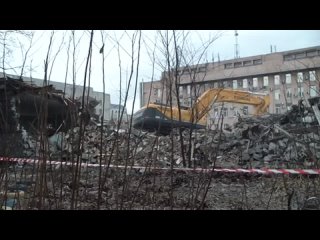 porn 20 02 14 аракчеевские экскаватор фирмы размах сносит стену во дворе дом трясется пыль hd