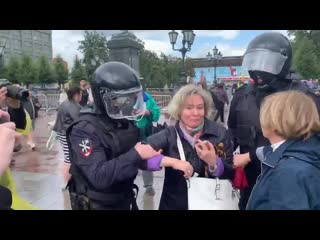 porn посмотрите как росгвардейцы наши сыновьяс выполняют свою работу задержанная женщина обр hd