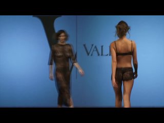 porn lingerie fashion show sexy modelsпоказ нижнего белья microbikini hot girl bikin hd