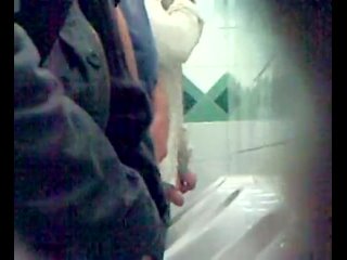 porn скрытая камера мужики дрочат в туалете hd