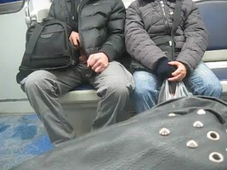 porn мужик дрочит на тёлок в питерском метро hd